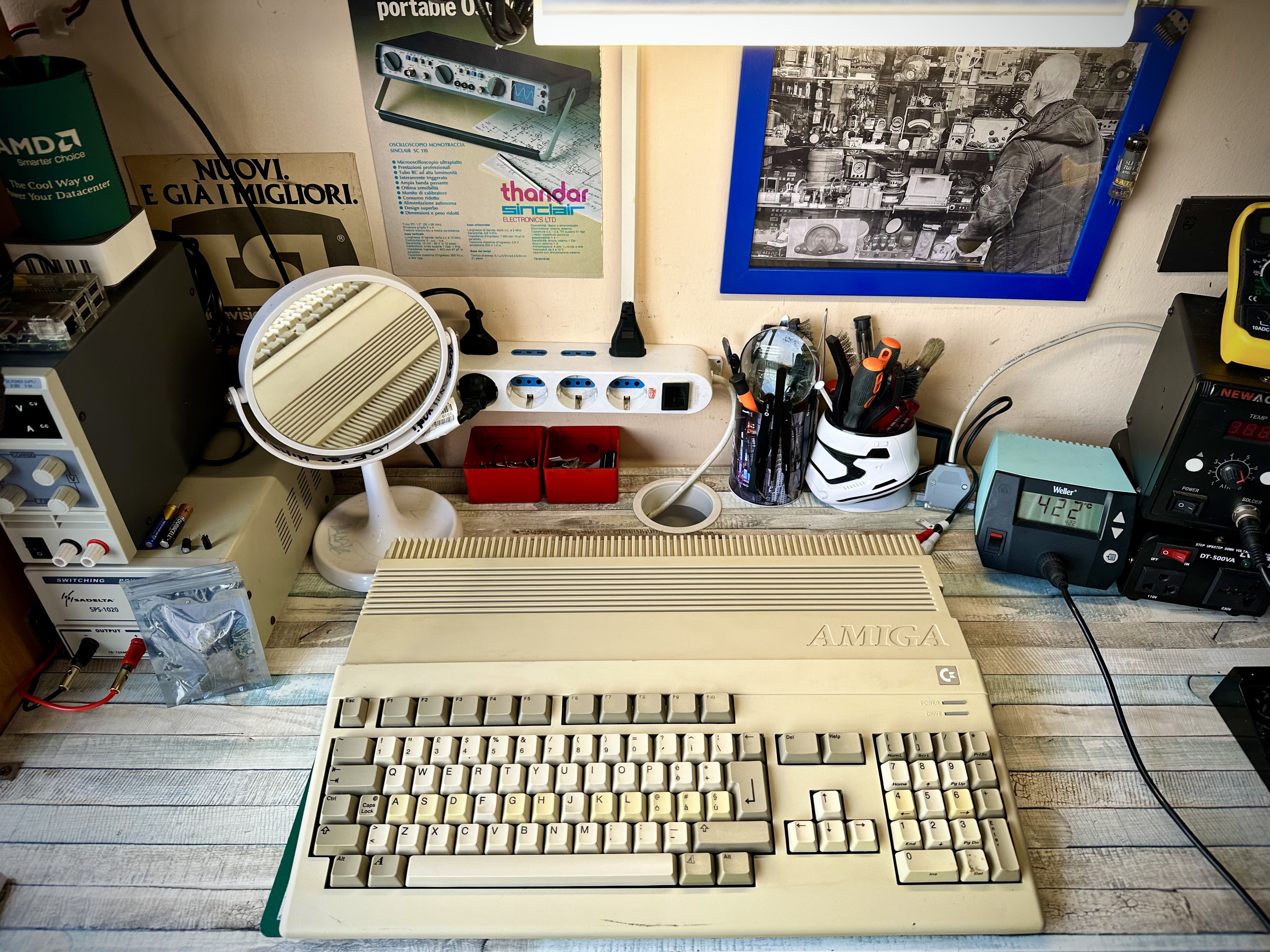 Amiga 500 pronta per il recap, posizionata sul banco tecnico PCRETROLAB